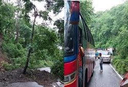 ভারীবর্ষণে খাগড়াছড়িতে পাহাড় ধসে সড়ক যোগাযোগ বিচ্ছিন্ন