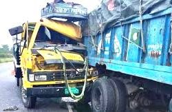 দাঁড়িয়ে থাকা ট্রাকে আমবোঝাই ট্রাকের ধাক্কা, ২ হেলপার নিহত