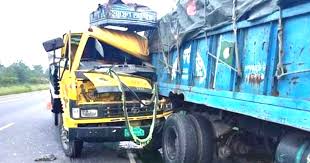 দাঁড়িয়ে থাকা ট্রাকে আমবোঝাই ট্রাকের ধাক্কা, ২ হেলপার নিহত