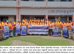 কলাপাড়ায় সমুদ্রগামী জেলেদের মাঝে লাইফ জ্যাকেট বিতরণ।