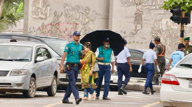 ট্রাফিক ও আইনশৃঙ্খলা নিয়ন্ত্রণে সড়কে ফিরল পুলিশ