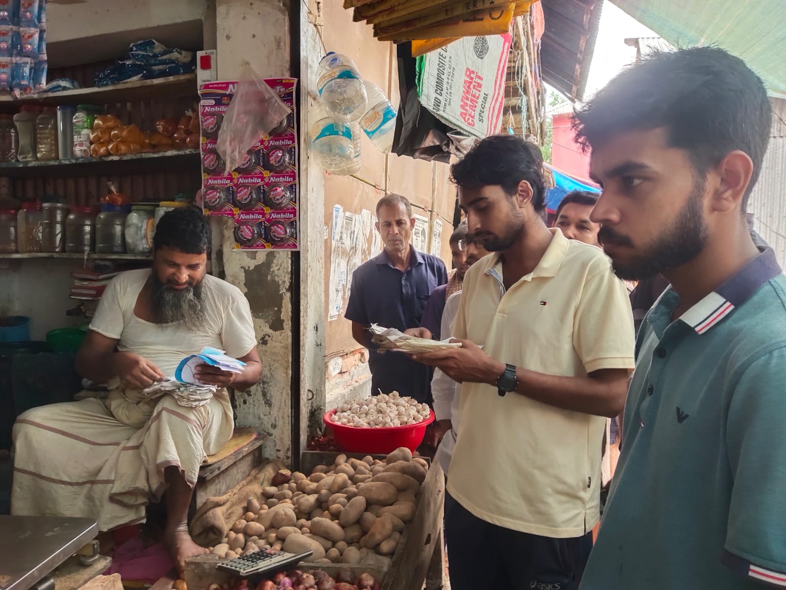 কলাপাড়ায় বাজার মনিটরিং ও ট্রাফিক নিয়ন্ত্রণে শিক্ষার্থীরা।।