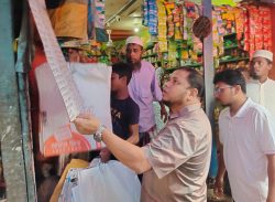 পটুয়াখালীর কলাপাড়ায় বাজার মনিটরিং করছেন শিক্ষার্থীরা।