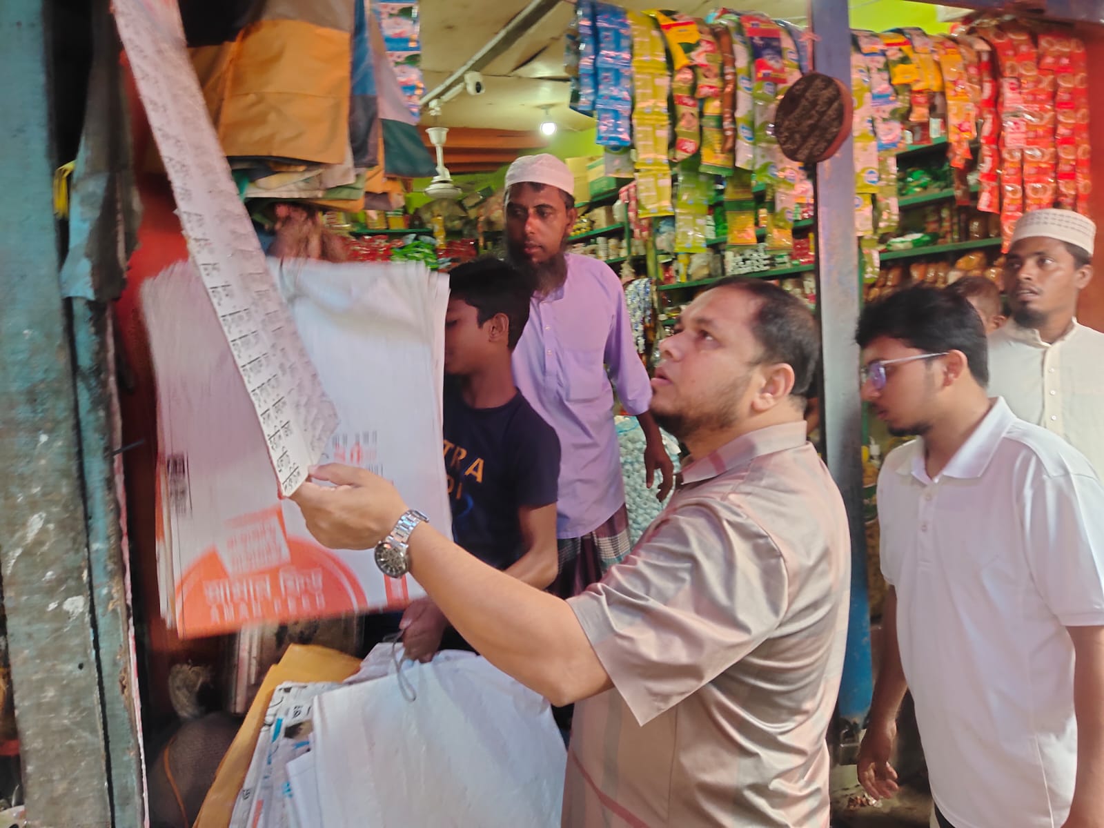 পটুয়াখালীর কলাপাড়ায় বাজার মনিটরিং করছেন শিক্ষার্থীরা।