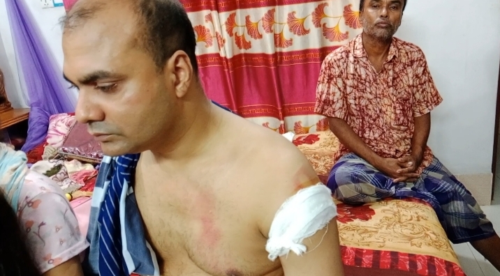 পটুয়াখালীতে রাতের আধারে যুবলীগ নেতা সংখ্যা লঘুর বাড়ীতে হামলা,লুট।