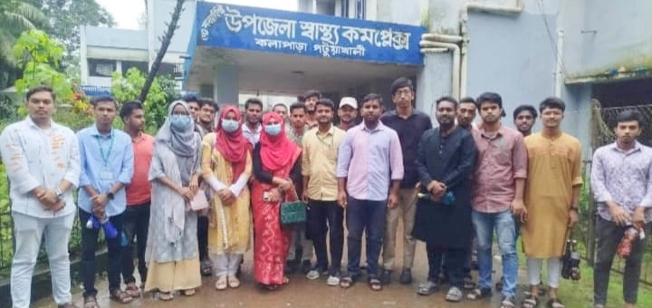 কলাপাড়া হাসপাতালের স্বাস্থ্য কার্যক্রম পরিদর্শনে বিশ্ববিদ্যালয় শিক্ষার্থীরা।
