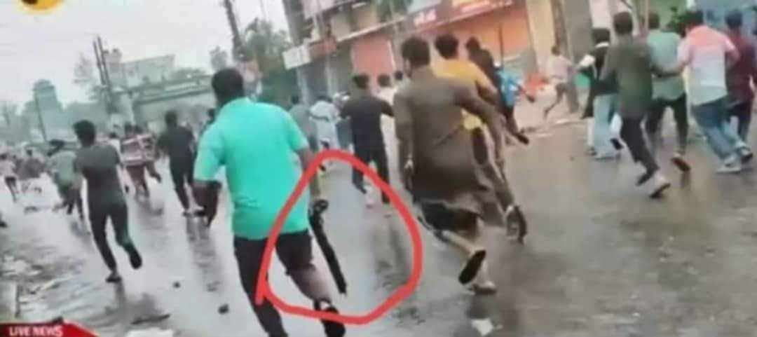 লক্ষ্মীপুরে আন্দোলনকারী শিক্ষার্থী- ছাত্রলীগ ও যুবলীগের ধাওয়া পাল্টা ধাওয়া, অস্ত্র হাতে যুবক