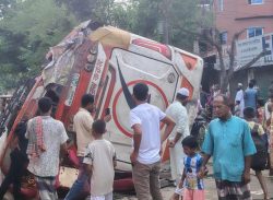 যাত্রীবাহী বাস খাদে পড়ে দুই যাত্রী নিহত, আহত ৪০