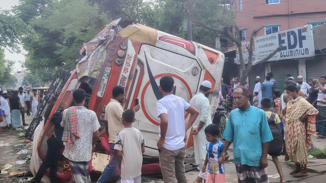যাত্রীবাহী বাস খাদে পড়ে দুই যাত্রী নিহত, আহত ৪০