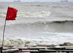 কলাপাড়া/উভ/উপকূলে অনবরত বৃষ্টি,বন্দরে ০৩ নম্বর সতর্ক সংকেত বহাল