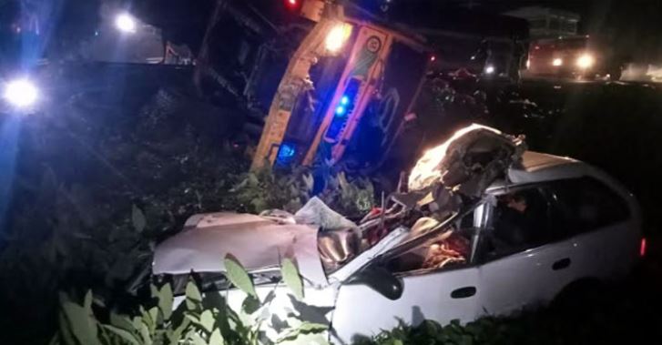 সিরাজগঞ্জে ট্রাক-প্রাইভেটকার সংঘর্ষে একই পরিবারের ৪ জনের মৃত্যু