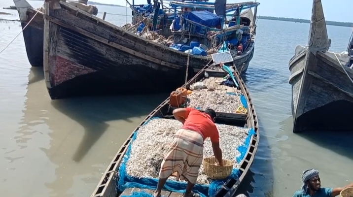 বঙ্গোপসাগরে গভীর নিম্নচাপ,বন্দরে ০৩ নম্বর সতর্কতা সংকেত।।