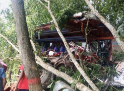 গোপালগঞ্জে বাস ট্রাকের মুখোমুখি সংঘর্ষে নিহত ৫ আহত ২০