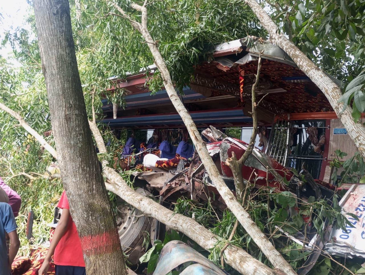 গোপালগঞ্জে বাস ট্রাকের মুখোমুখি সংঘর্ষে নিহত ৫ আহত ২০