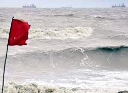 বঙ্গোপসাগরে গভীর নিম্নচাপ, সতর্ক সংকেত বহাল।