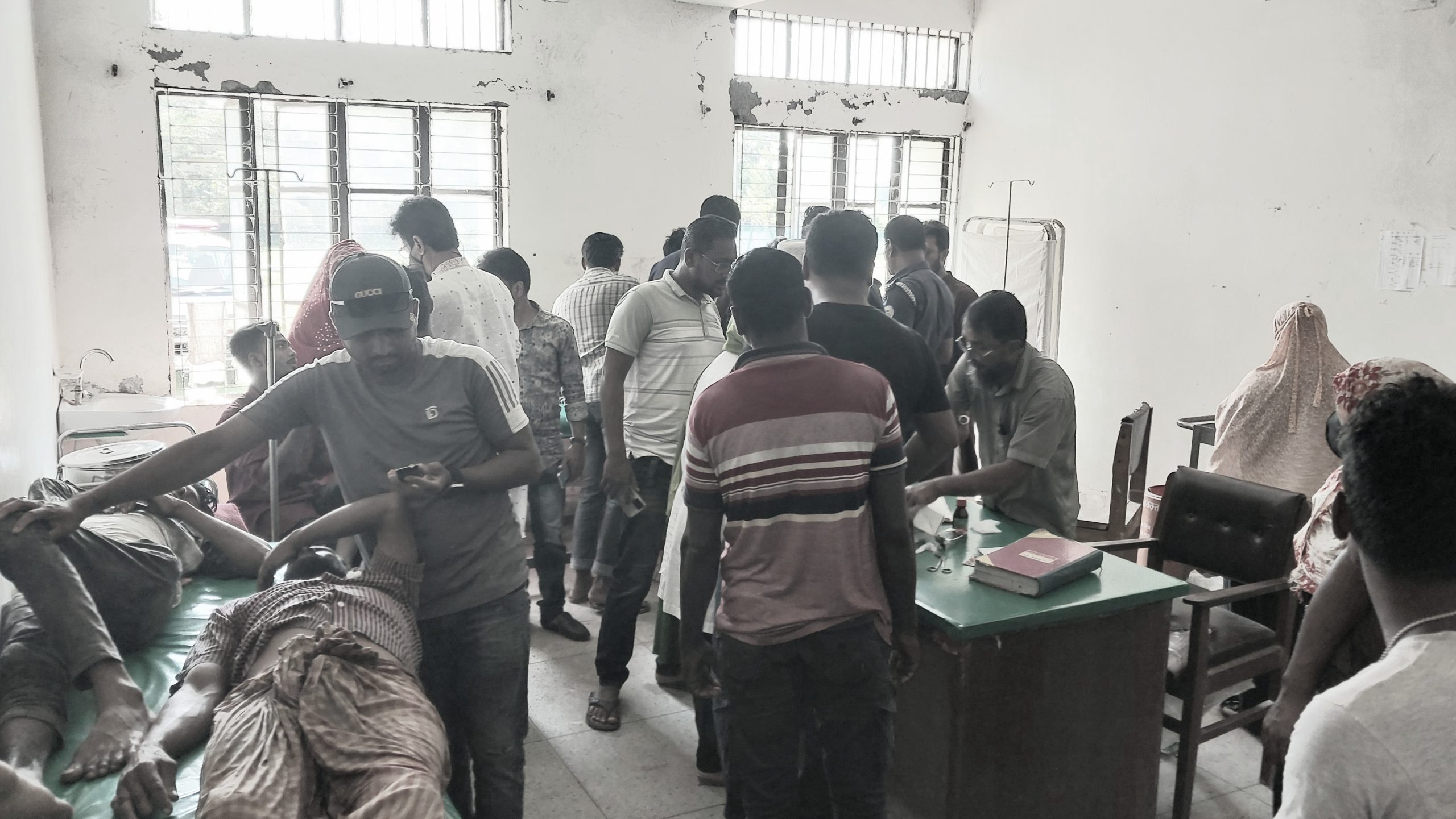 কুয়াকাটায় অটোভ্যান-মোটরসাইকেল মুখোমুখি সংঘর্ষ-আহত-৪।।