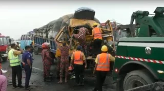 মায়ের মরদেহ দেখতে যাওয়ার পথে প্রাণ গেল ২ বোনের