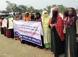 কলাপাড়ায় ভূমিহীন ১৩৬ পরিবারের পুনর্বাসনের দাবীতে বি’ক্ষো’ভ ও মা’নব’ব’ন্ধ’ন