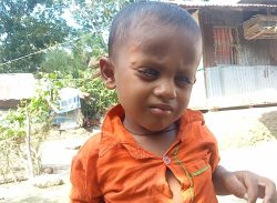 মহিপুরে অর্থের অভাবে অন্ধ হতে বসেছে শিশু তাওহিদ, সাহায্যের আবেদন