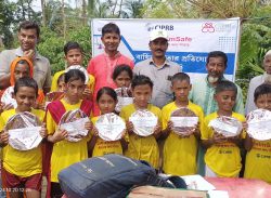 উপকূলের শিশুদের সাঁতার প্রশিক্ষণ শেষে প্রতিযোগিতা।