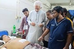 তাঁতিবাজারে মণ্ডপে আহতদের পরিদর্শনে স্থানীয় সরকার উপদেষ্টা