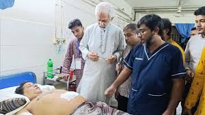 তাঁতিবাজারে মণ্ডপে আহতদের পরিদর্শনে স্থানীয় সরকার উপদেষ্টা