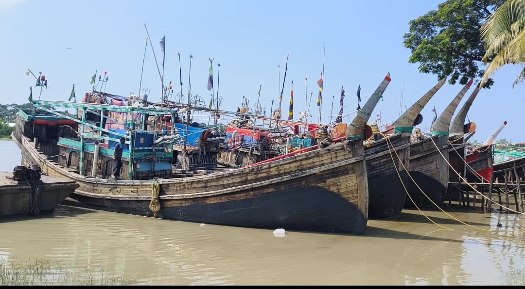 আগামীকাল মধ্যরাতে শেষ হচ্ছে মাছ ধরার নিষেধাজ্ঞা, সাগরে যেতে প্রস্তুতিতে ব্যস্ত জেলেরা।। 