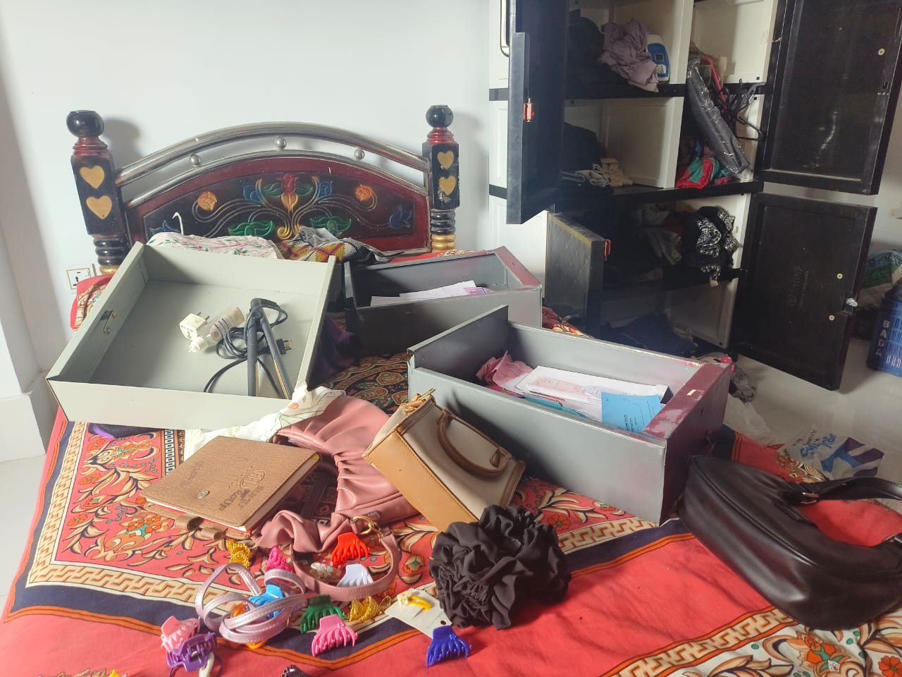 কলাপাড়ায় শিক্ষকের বাসায় চুরি, নগদ টাকা ও স্বর্ণালংকার লুট।