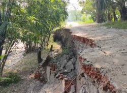 সরকারী খালের মাটি বিক্রি করায় ভেঙে পড়েছে গুরুত্বপূর্ণ প্রধান সড়ক, ৫০ কোটি টাকার ক্ষতি।