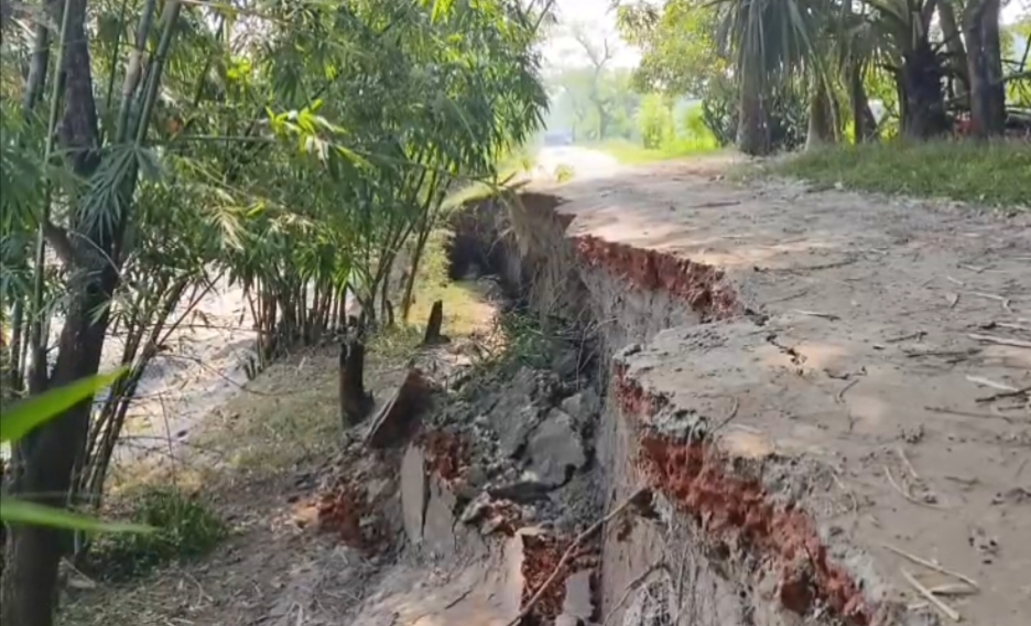সরকারী খালের মাটি বিক্রি করায় ভেঙে পড়েছে গুরুত্বপূর্ণ প্রধান সড়ক, ৫০ কোটি টাকার ক্ষতি।
