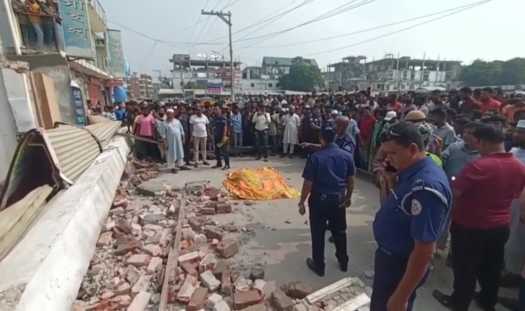 কুয়াকাটায় নির্মানাধীন দোকানের ওয়ালের ভিম ভেঙ্গে দুই নির্মান শ্রমিকের মৃত্যু!