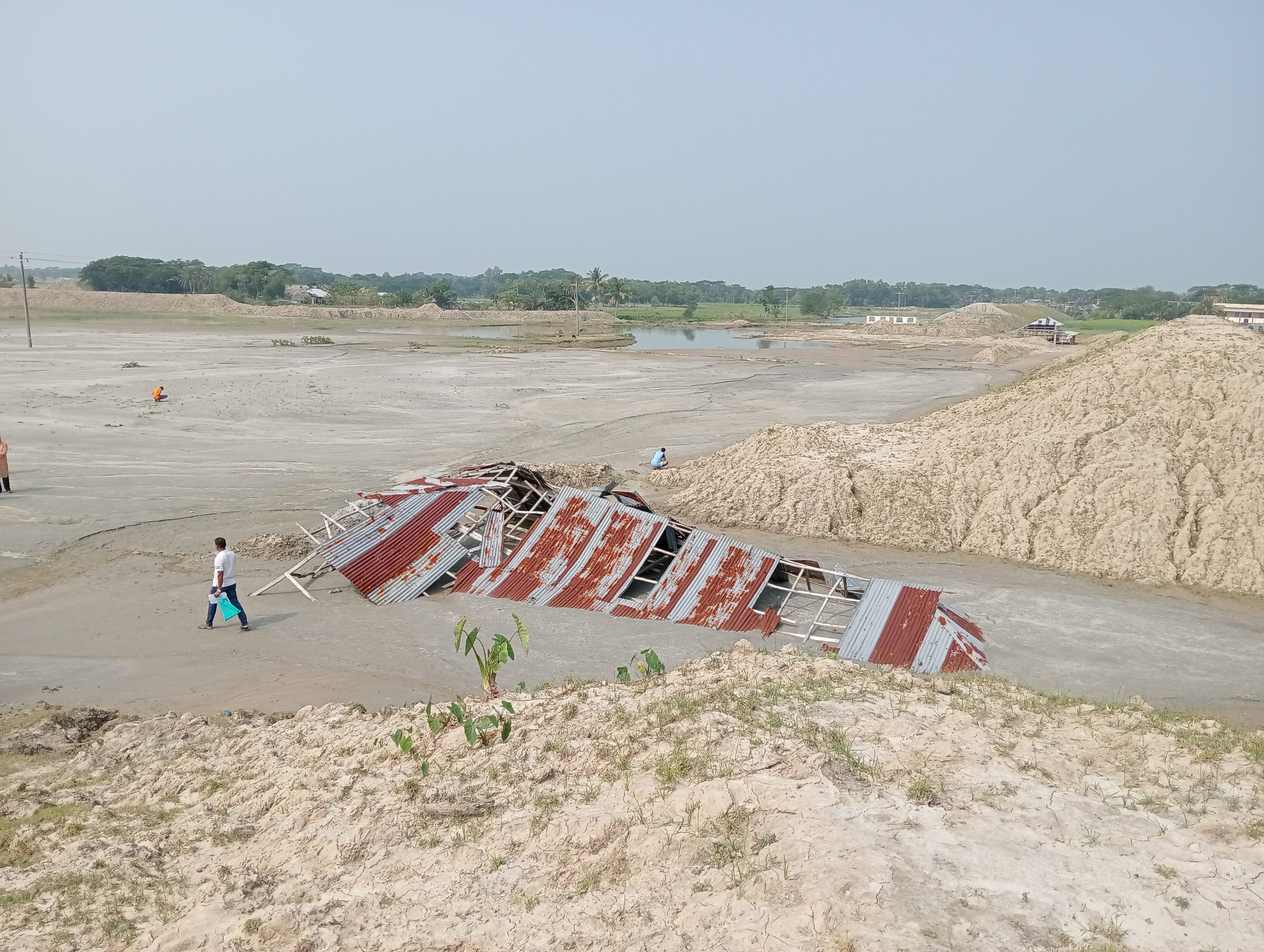 টাকা পরিশোধ না করেই কলাপাড়ায় ৪ শতাধিক কৃষকের জমি ও বাড়ি বালু ভরাটসহ বাউন্ডারি দেয়াল।।