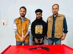 লক্ষ্মীপুরে কবরে লুকানো ছিল অস্ত্র, বাবু নামের এক যুবক আটক 