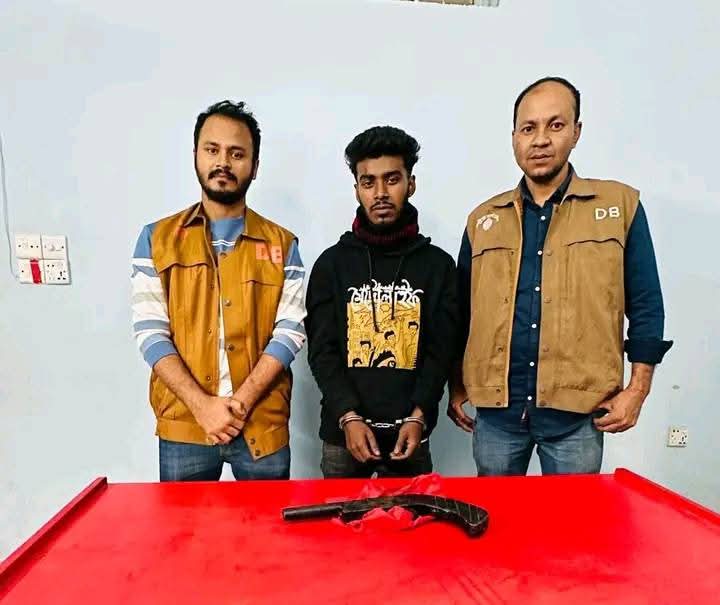 লক্ষ্মীপুরে কবরে লুকানো ছিল অস্ত্র, বাবু নামের এক যুবক আটক 