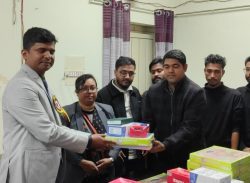 মোল্লাহাটের কমিউনিটি ক্লিনিকে চিকিৎসা উপকরণ বিতরণ।