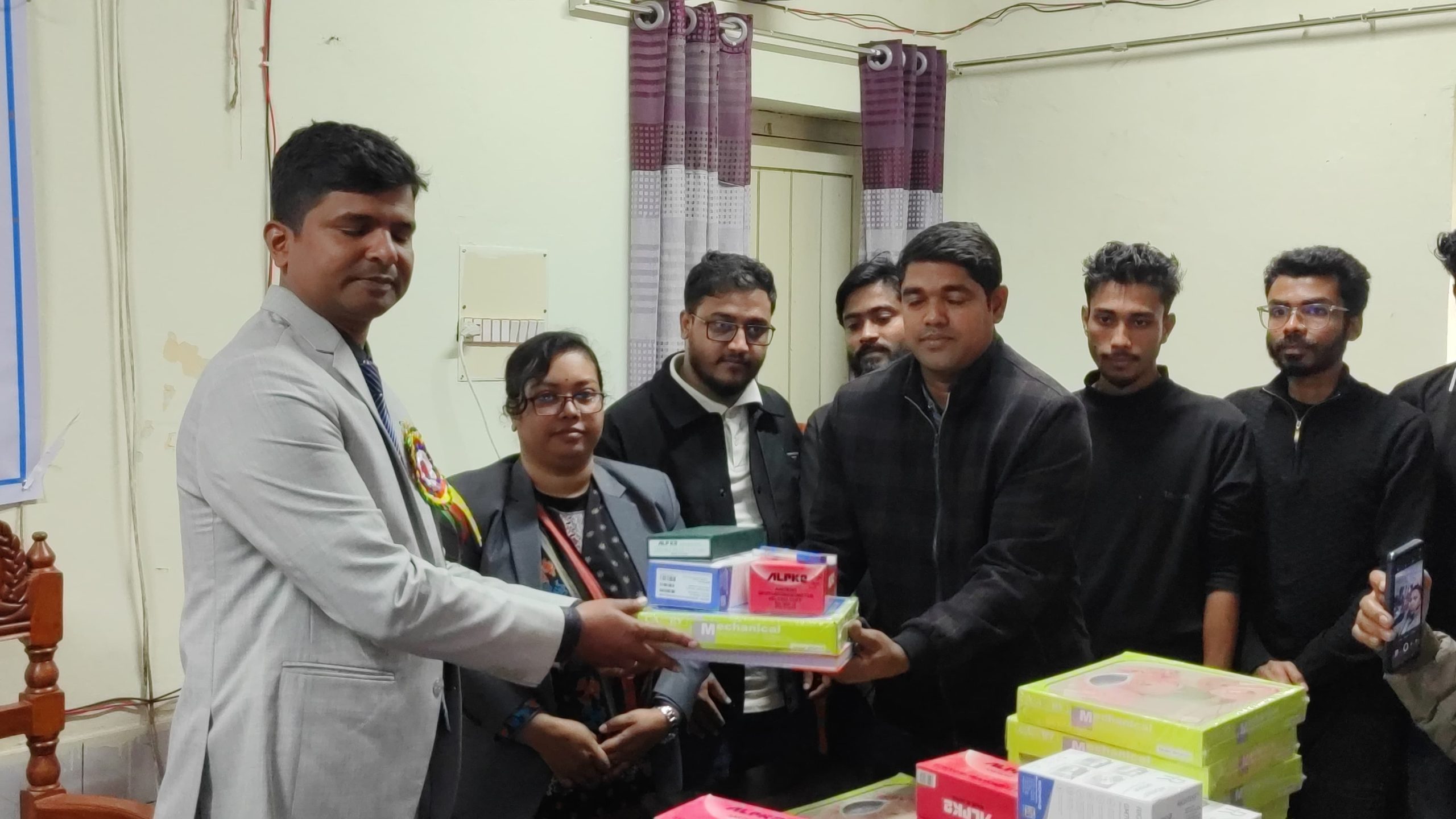 মোল্লাহাটের কমিউনিটি ক্লিনিকে চিকিৎসা উপকরণ বিতরণ।