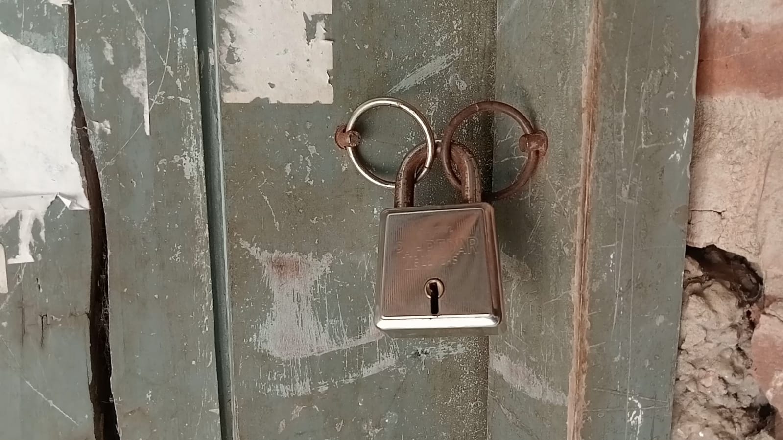 শিক্ষকদের অবরুদ্ধ করে শিক্ষার্থীদের মানববন্ধন ও বিক্ষোভ মিছিল।।