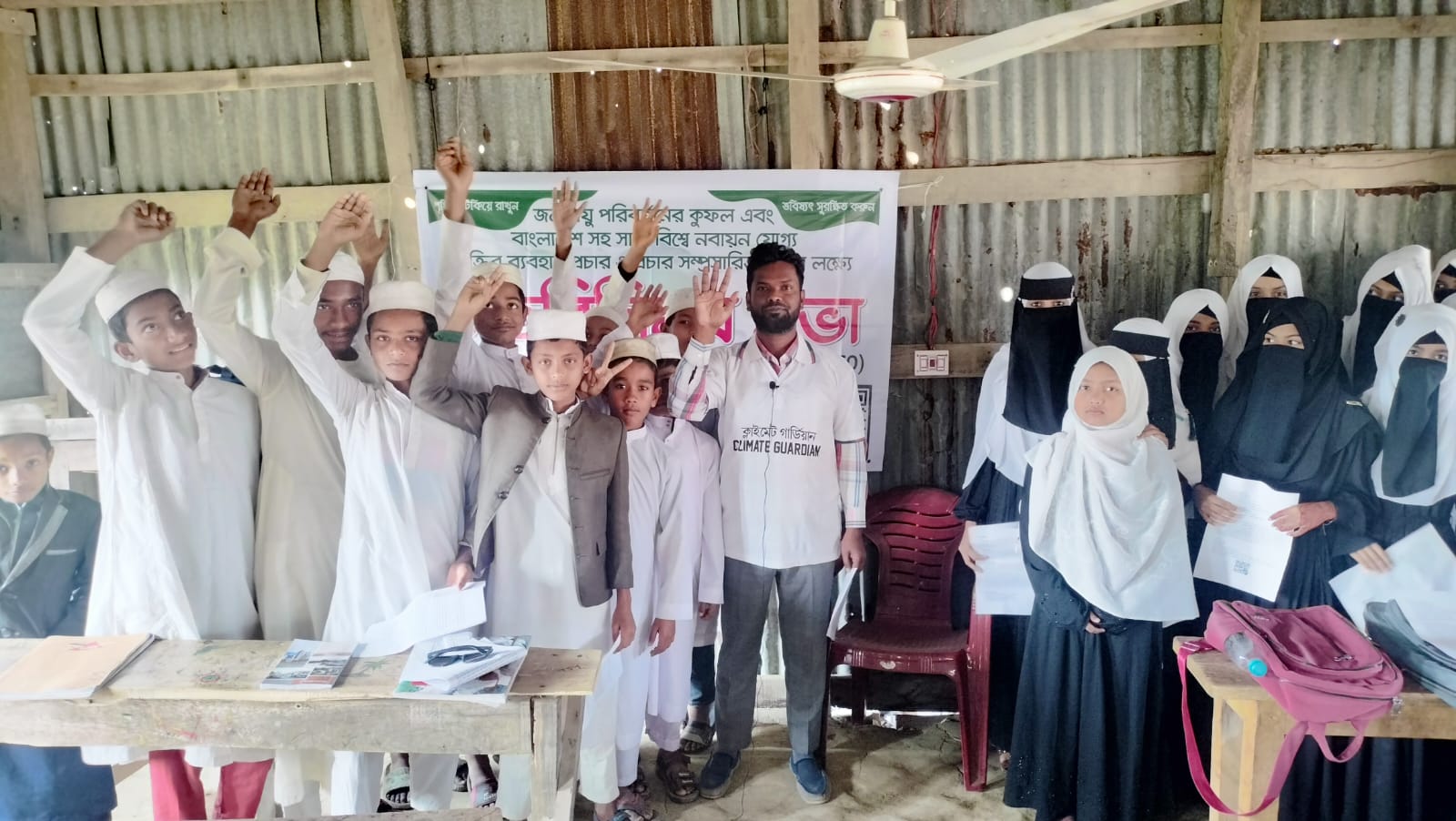 জলবায়ু পরিবর্তন সম্পর্কে গণসচেতনতা ও নবায়নযোগ্য শক্তির বার্তা নিয়ে বাংলাদেশ ঘুরছেন এক যুবক!