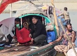 কলাপাড়ায় নদীতে ঘুরে ঘুরে মানতা সম্প্রদায়কে শীতবস্ত্র উপহার।।