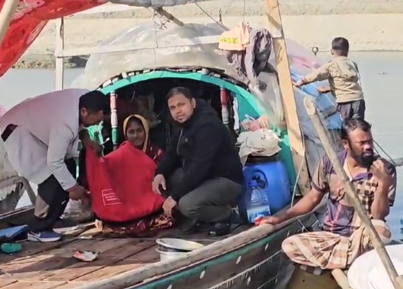 কলাপাড়ায় নদীতে ঘুরে ঘুরে মানতা সম্প্রদায়কে শীতবস্ত্র উপহার।।