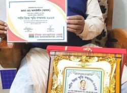 পটুয়াখালীতে আঃলীগ নেতা জিয়ার সম্মাননা ক্রেস্ট পেলেন, আলোচনা  সমালোচনার ঝড় বইছে।