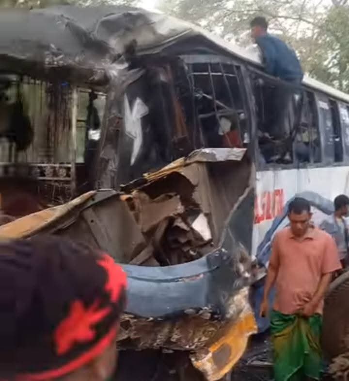 গোপালগঞ্জের কাশিয়ানীতে  বাস ও কাভার্ডভ্যানের  সংঘর্ষে  নিহত ১ আহত ১২