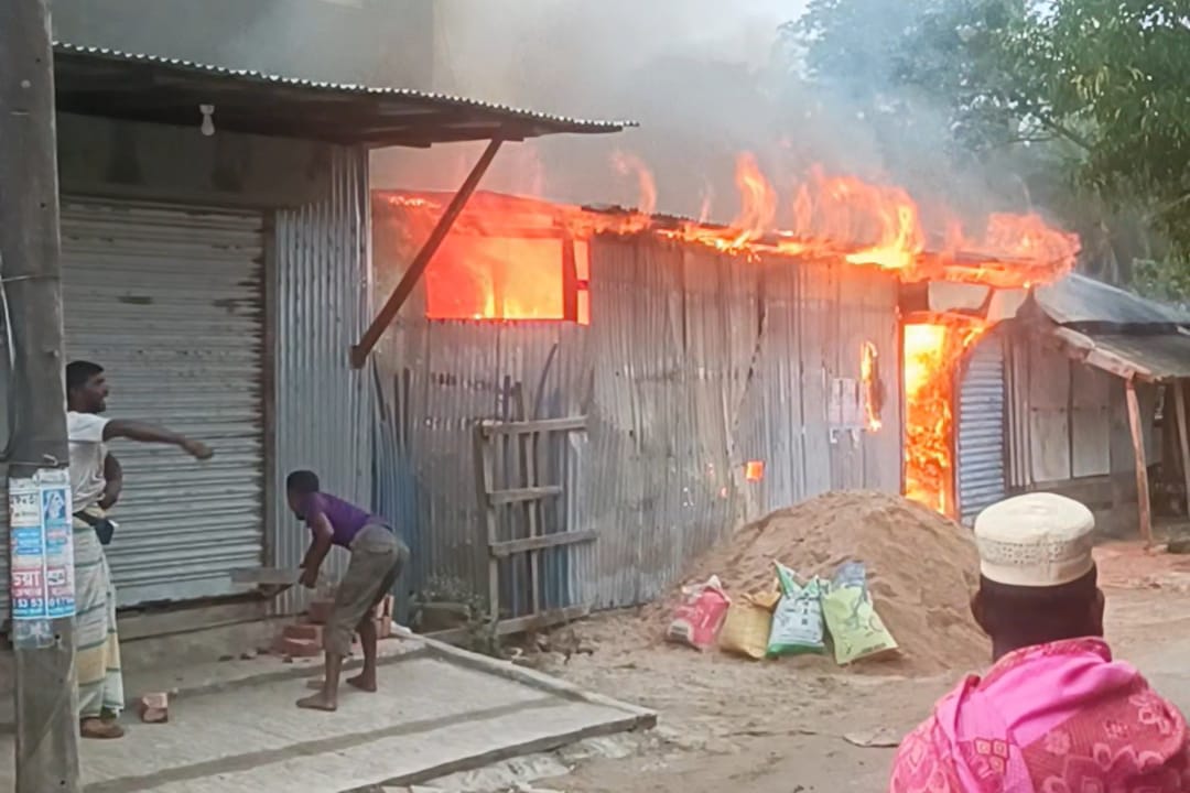 কলাপাড়ায় কয়েল কারখানায় অগ্নিকাণ্ড।। কাঁচামাল পুড়ে ছাই।।
