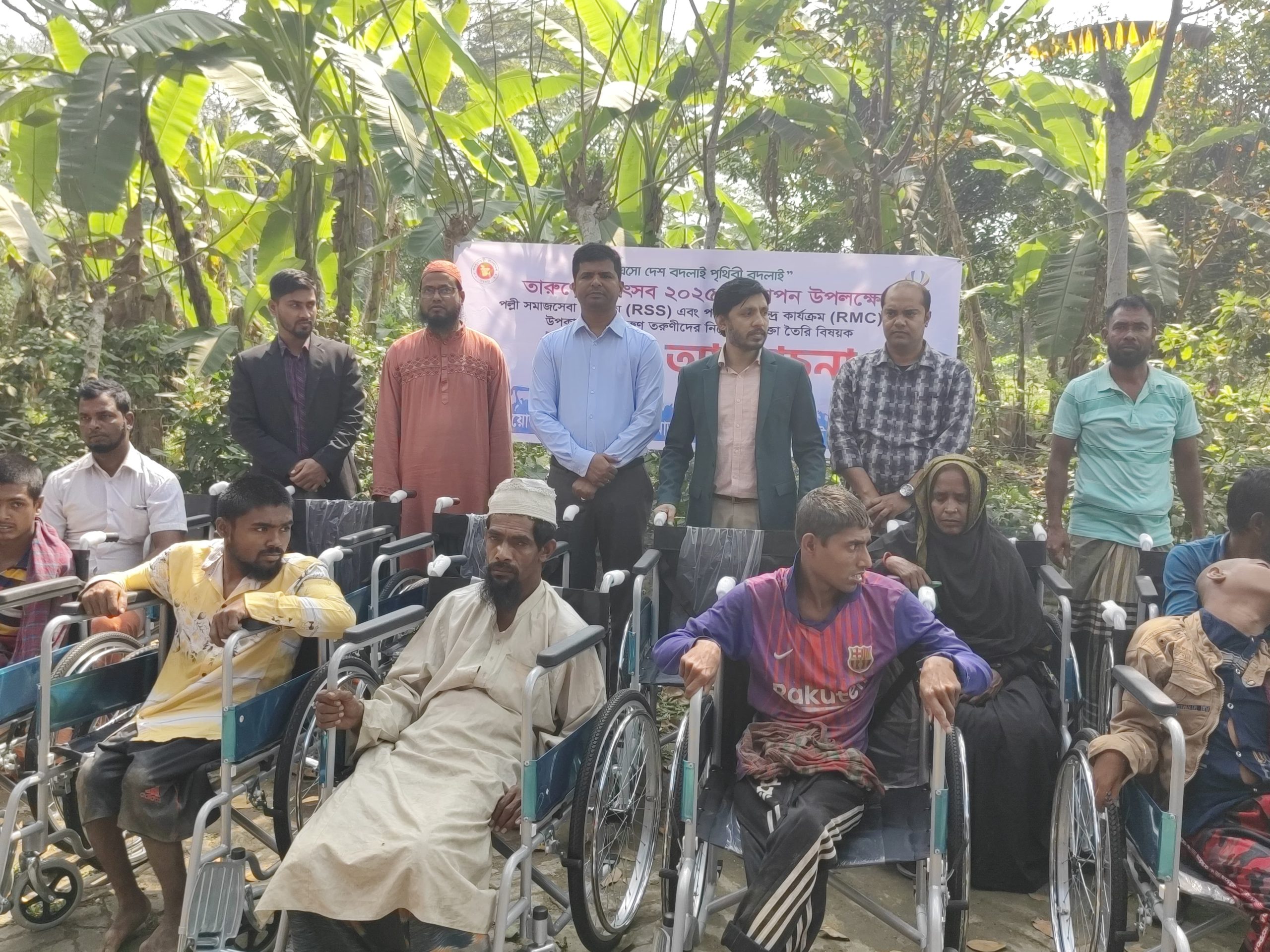 মোল্লাহাটে প্রতিবন্ধীদের মাঝে হুইলচেয়ার বিতরণ।