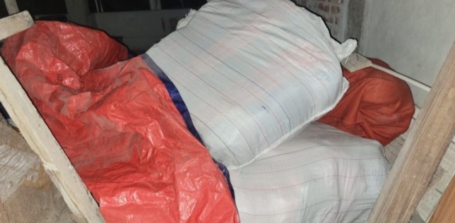 পটুয়াখালীতে সাবেক মহিলা এমপির লুকানো কম্বল লুটে নিলো ছাত্রদল নেতা বাবু।