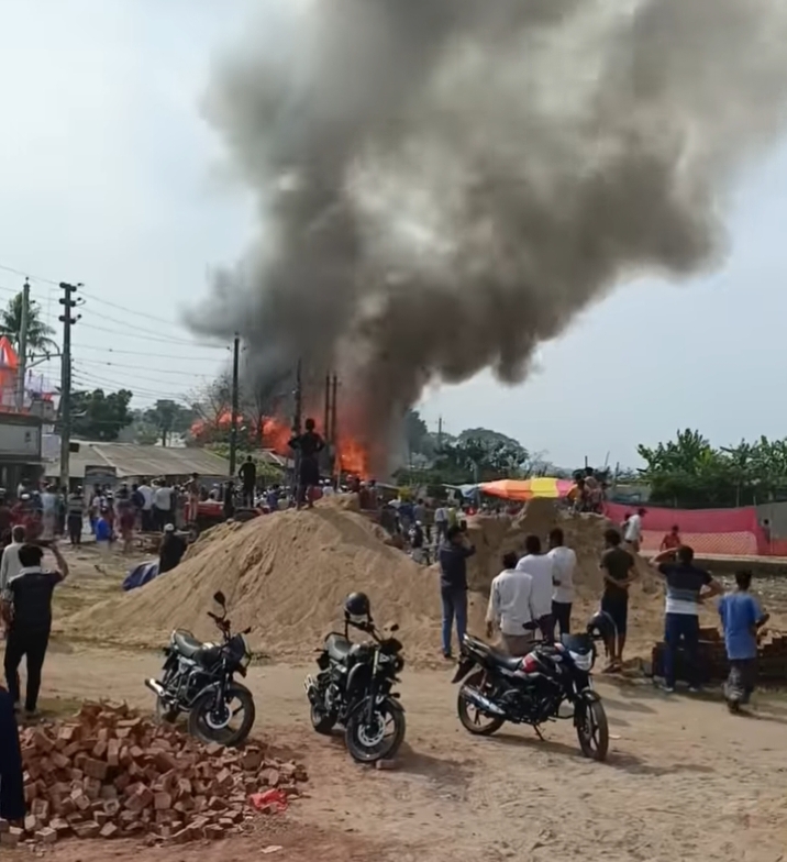 পটুয়াখালীতে হোটেলের চুলা থেকে আগুন,১৫ দোকানঘর পুরেছাই ফায়ার সার্ভিসের ১কর্মী আহত।