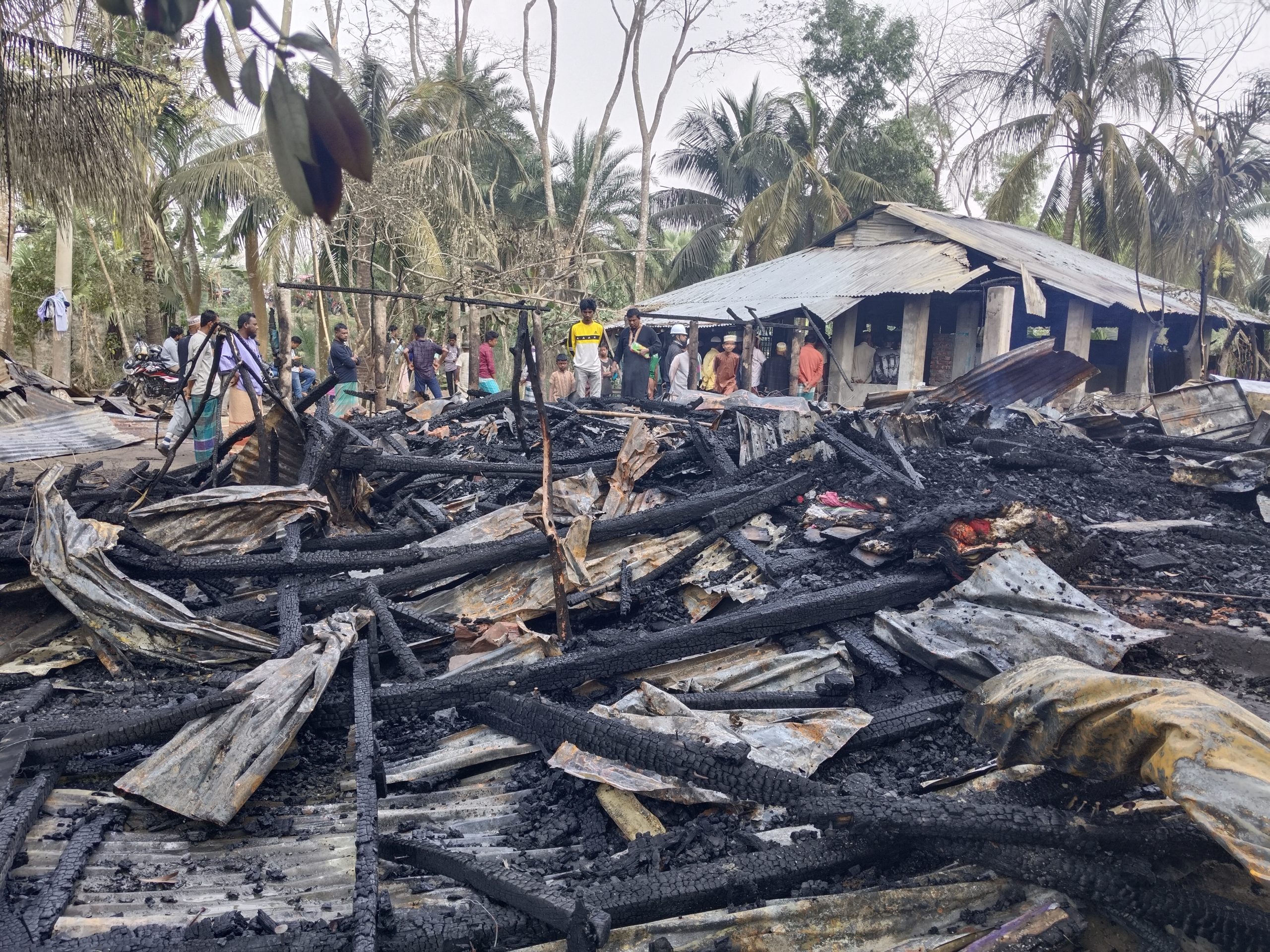 কলাপাড়ায় জনপ্রিয় কন্টেন্ট ক্রিয়েটর কাফির ঘর আগুনে পুড়িয়ে দিলো দুর্বৃত্তরা।।