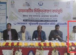 পটুয়াখালীতে ডিসিমঞ্চে একই সাড়িতে বিএনপিসহ আঃলীগ নেতা চানঁ মিয়া।