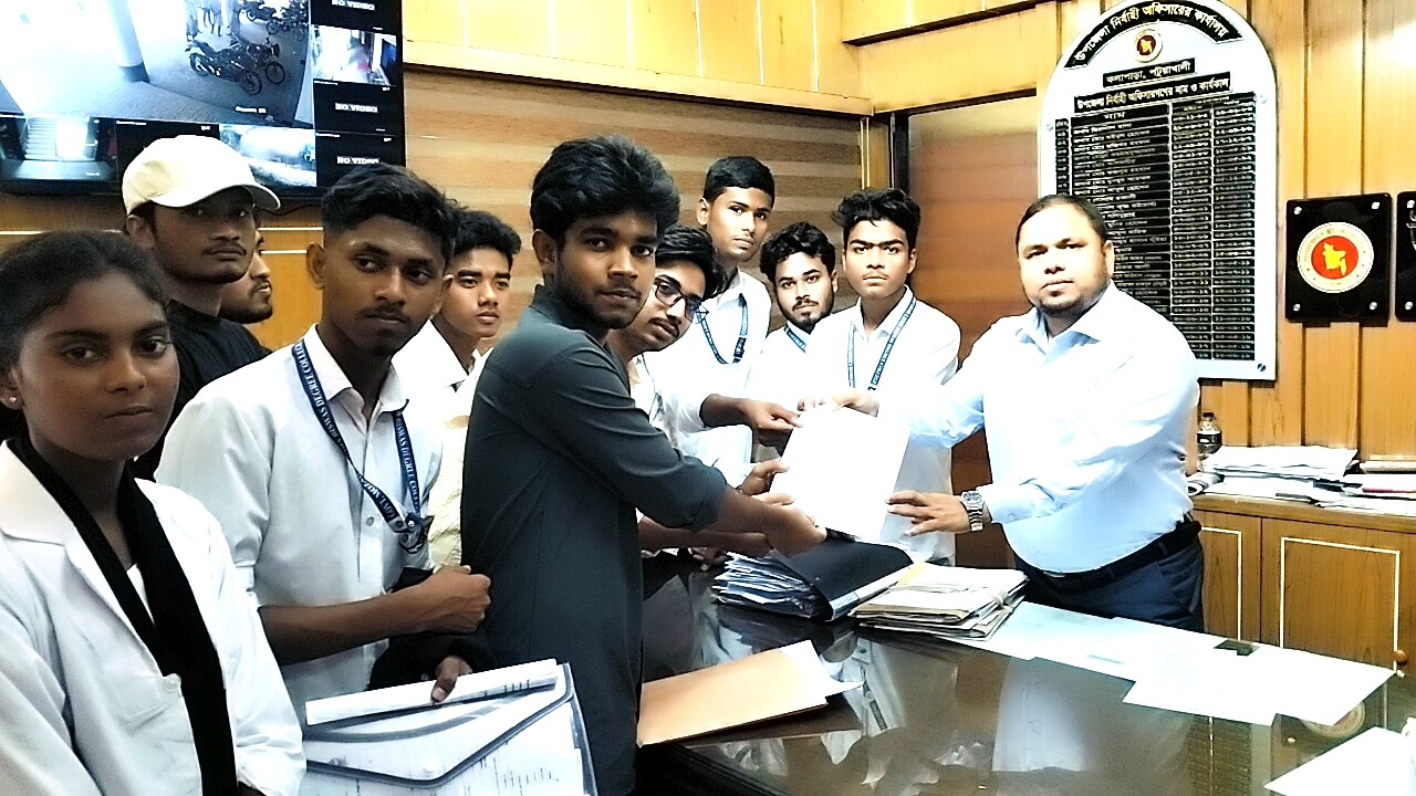 কলাপাড়া স্বাস্থ্য প্রশাসক ডা.লেলিনের অপসারণ ও শাস্তির দাবিতে স্মারকলিপি প্রদান।।