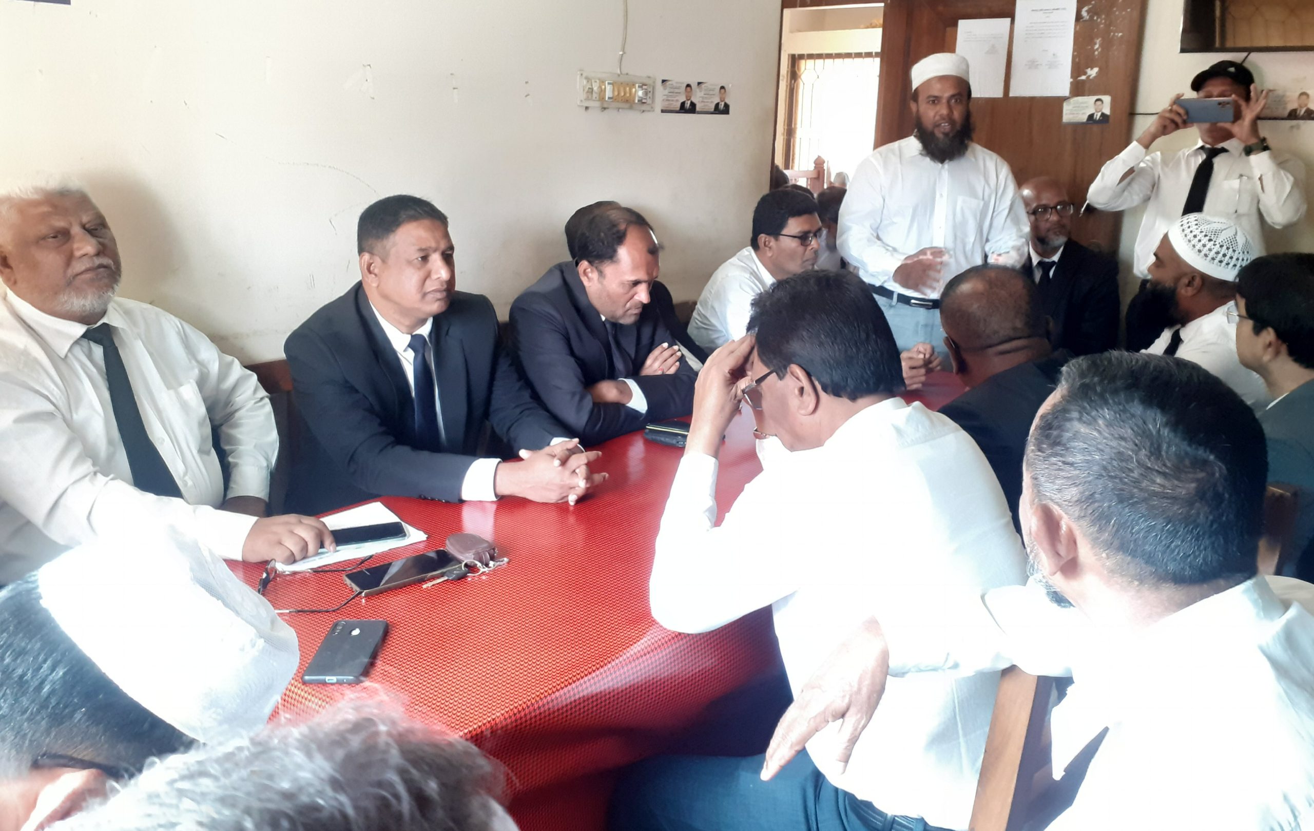 কলাপাড়ায় জুডিশিয়াল ম্যাজিস্ট্রেট আদালত বর্জন করেছে আইনজীবীরা 